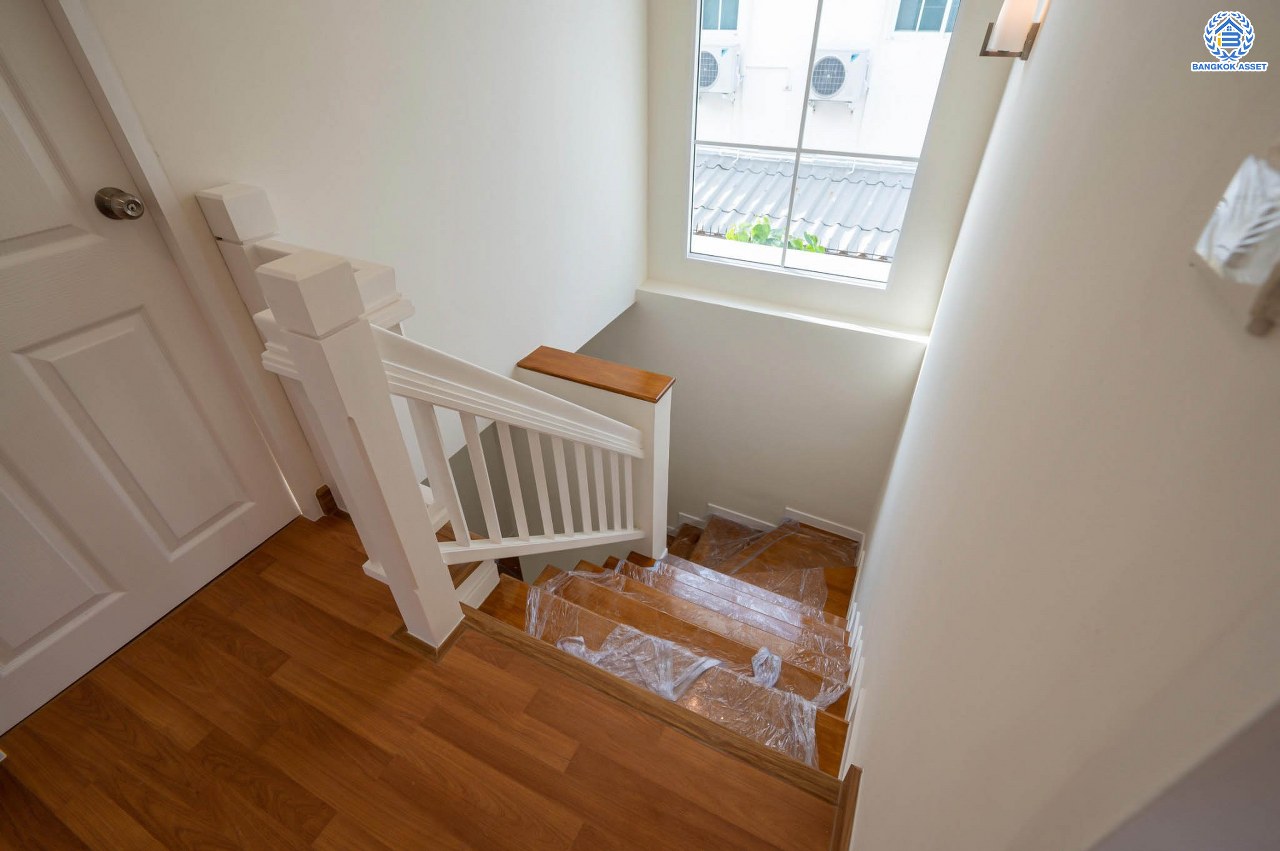 บ้านมือสองตกแต่งใหม่ โครงการ ธนาสิริ ราชพฤกษ์-ท่าน้ำนนท์ เนื้อที่ 50.5 ตร.ว. ฟังก์ชัน 3 ห้องนอน 4 ห้องน้ำ 1 ห้องแม่บ้าน จอดรถได้ 2 คัน บนทำเลดี วิวสวนส่วนกลาง ติดถนนใหญ่ เชื่อมต่อหลายเส้นทาง ใกล้รถไฟฟ้าสายสีม่วง "สถานีไทรม้า" เซ็นทรัลรัตนาธิเบศร์ พร้อมสิ่งอำนวยความสะดวกมากมาย